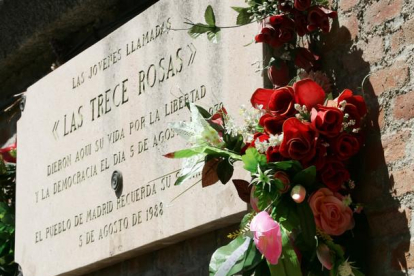 Placa conmemorativa en memoria de las Trece Rosas, en el cementerio de la Almudena de Madrid.-JOSE RAMON LADRA