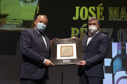 Lorenzo Rodríguez Pérez, vicepresidente de la Diputación de Burgos, hace entrega del Premio al Mejor Proyecto de Burgos a José Manuel Pérez Ovejas, propietario de la bodega Dominio de Calogía.