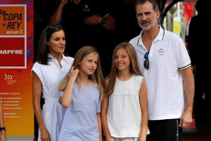 Los Reyes y sus hijas, a su llegada al Club Náutico de Palma.-EFE (BALLESTEROS)