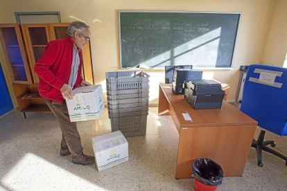 Un profesor recoge sus pertenencias en su despacho de la antigua Ciencias  para la inminente mudanza.-PABLO REQUEJO