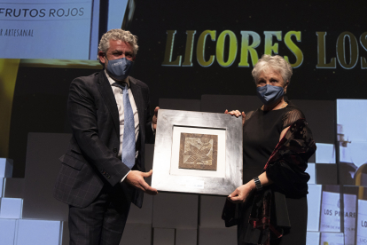 José María Bravo, vicepresidente primero de la Diputación de Segovia, hace entrega del Premio al Mejor Proyecto de Segovia a Charo de la Calle, socia y responsable de Logística de Licores Los Pinares.