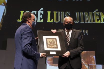 Benito Serrano Mata, presidente de la Diputación de Soria, entrega el Premio al Mejor Proyecto de Soria a José Luis Jiménez, ‘Gari’, Jefe del Mesón Castellano de Soria.