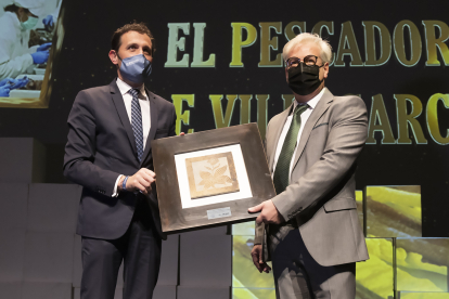 Conrado Íscar, presidente de la Diputación de Valladolid, hace entrega del Premio al Mejor Proyecto de Valladolid a Óscar García Villa, gerente y propietario de El Pescador de Villagarcía.