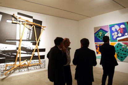 Obras de Txomin Badiola (I) y Juan Navarro Baldeweg (D) en la muestra 'La piel traslúcida' en el Museo Patio Herreriano