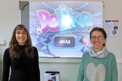 Eva Fernández y Alejandra Martínez en las instalaciones de la Escuela de Ingeniería Informática de Valladolid.-J. M. LOSTAU