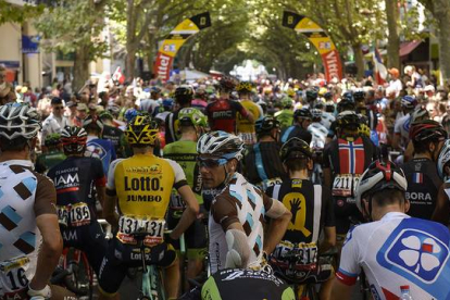 Los corredores esperan en Digne les Bains a que se dé la salida de la 17ª etapa del Tour, con Valverde y Buchmann a la cabeza.-Foto:   AFP / LIONEL BONAVENTURE