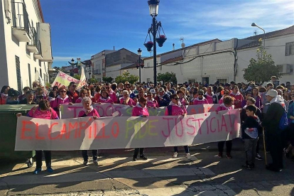 Vecinos que participaron ayer en la marcha de El Campillo en honor a la zamorana Laura Luelmo.-EUROPA PRESS