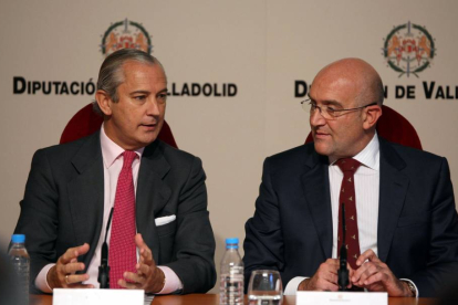 El director general de la Guardia Civil, Arsenio Fernández de Mesa, y el presidente de la Diputación de Valladolid, Jesús Julio Carnero-Ical