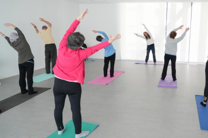 Clases de yoga en el centro de vida activa de Parquesol.- J.M. LOSTAU