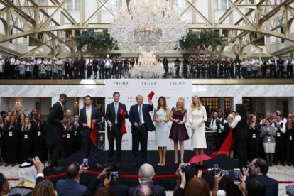 Donald Trump acompañado de su familia durante la inauguración del hotel en Washington.-AP / EVAN VUCCI