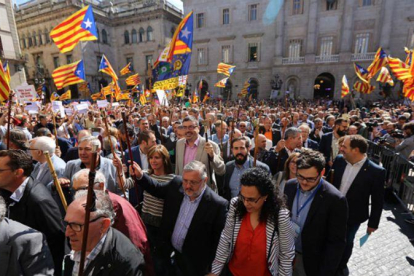 Los alcaldes y resto de autoridades cruzan la plaza Sant Jaume desde el ayuntamiento al Palau de la Generalitat-DANNY CAMINAL
