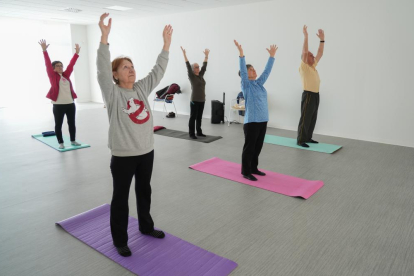 Clases de yoga en el centro de vida activa de Parquesol.- J.M. LOSTAU