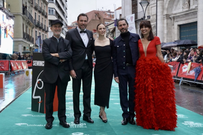 El director de la Seminci, Javier Angulo, Óscar Puente, Leonor Watling, Paco León y Ana Redondo. AYUNTAMIENTO VALLADOLID