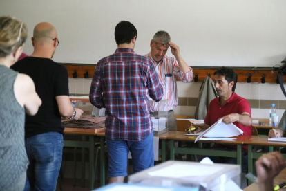 Colas para votar en un colegio electoral de Valladolid-ICAL