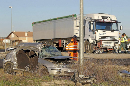 Estado de uno de los vehículos tras el accidente de 2015.-J.M. LOSTAU
