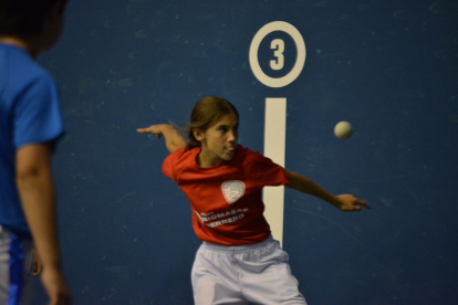 Imagen de una participante infantil de pelota mano femenina. EM