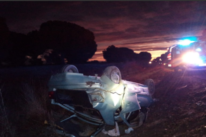 Foto del coche volcado tras el accidente-BOMBEROS PROVINCIA VALLADOLID