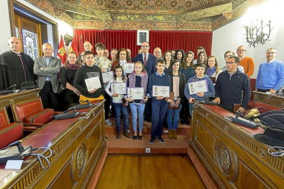 Foto de familia de los becados y premiados en las distintas categorías ayer, en el Palacio de Pimentel de Valladolid.-EL MUNDO