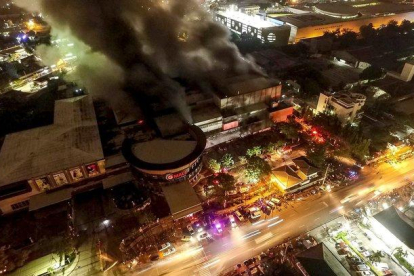 Fotografía tomada desde un dron de un centro comercial en llamas a causa del terremoto de magnitud 6.4 que sacudió a la ciudad General Santos, en Filipinas.-EFE