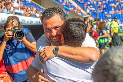 El abrazo inicial entre Sergio y Gallego.-PH.