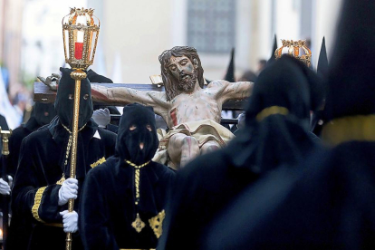 El ejercicio de Vía Crucis del Santo Entierro realizado ayer, Viernes de Dolor, inauguró las actividades procesionales de la Semana Santa en Valladolid.-PABLO REQUEJO (PHOTOGENIC)