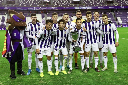 Los jugadores delRealValladolid, junto a Pepe Zorrillo, posan con el Trofeo Ciudad de Valladolid, en manos de Anuar.-J.M. LOSTAU