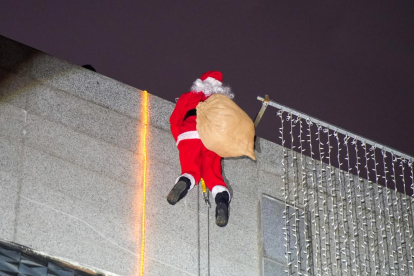 Descenso de Papá Noel por la fachada de El Corte Inglés. -PHOTOGENIC