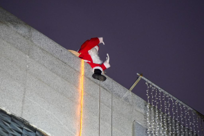 Descenso de Papá Noel por la fachada de El Corte Inglés. -PHOTOGENIC
