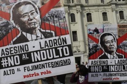 Manifestantes protestan en Lima la decisión del presidente Pedro Pablo Kuczynski de indultar al exmandatario Alberto Fujimori.-AP / MARTÍN MEJÍA