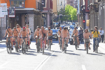 El grupo de ciclistas desnudos atraviesan Fuente Dorada.-PABLO REQUEJO