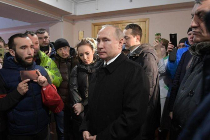 Putin (centro) conversa con residentes y familiares de las víctimas del incendio del centro comercial, en Kémerovo, el 27 de marzo.-EFE / ALEXEI DRUZHININ
