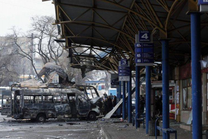 La estación de autobuses bombardeada por los separatistas prorrusos, hoy, en Donetsk.-Foto: MAXIM SHEMETOV / REUTERS