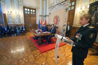 Toma de posesión de la superintendente de la Policía Municipal de Valladolid, Julia González Calleja. / ICAL