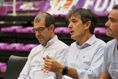 Pacheta y David Espinar asisten al encuentro correspondiente a la Copa CyL que enfrentó al Real Valladolid Baloncesto y a San Pablo Burgos. / PHOTOGENIC