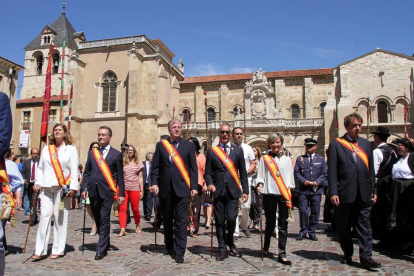 El alcalde de León, Antonio Silván (C), y miembros de la corporación municipal asisten a los actos conmemorativos del Milenario del Fuero de León.-ICAL