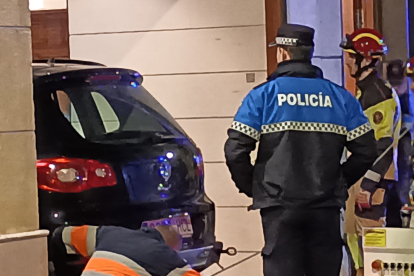 Foto del rescate del vehículo atrapado en un ascensor de la calle Perú en Valladolid. -E.M.