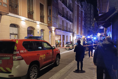 Foto del rescate del vehículo atrapado en un ascensor de la calle Perú en Valladolid. -E.M.