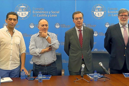 Vicente Andrés, Faustino Temprano, Germán Barrios y Santiago Aparicio ayer, en la presentación del informe anual del CES.-ICAL