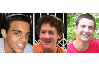 De izquierda a derecha, Eyal Yifrach (de 19 años), Naftali Fraenkel (de 16) y Gilad Shaar (de 16).-