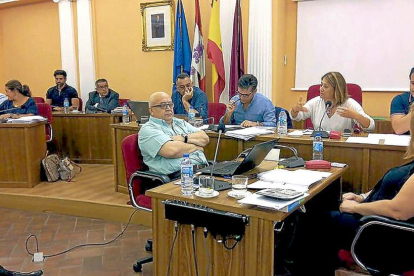 La alcaldesa se dirige al resto de los miembros de la Corporación ayer, durante el Pleno de Presupuestos.-EL MUNDO