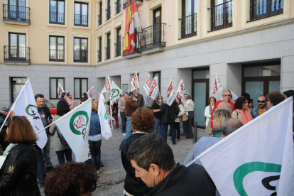 Concentración de trabajadores en la Delegación Territorial de la Junta en Segovia-Ical