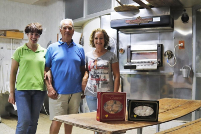 En la imagen, Emma Rivera (d), Luis Coomonte (c) y Mercedes Coomonte (i) en el horno en el que elaboran sus dulces.-J.L. CABRERO