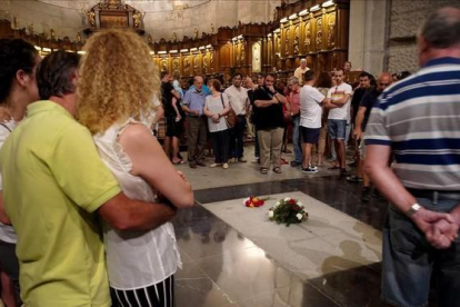 Decenas de visitantes rodeaban la tumba de Francisco Franco este miércoles al término de la misa diaria por los caídos-JOSE LUIS ROCA