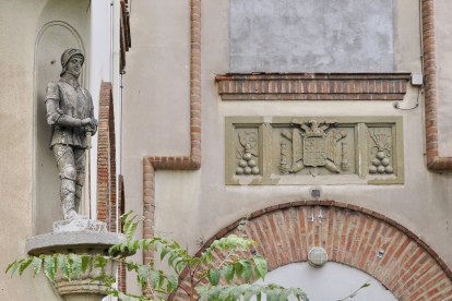 Detalle escultórico y elementos blasonados en la fachada del inmueble protegido. / Miguel Ángel Santos (Photogenic)