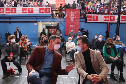 El secretario general del PSOE y presidente del Gobierno, Pedro Sánchez, y el candidato socialista a la Presidencia de la Junta, Luis Tudanca.- ICAL