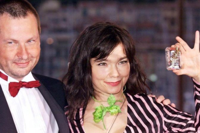 El director de cine Lars von Trier y la cantante Björk, en el festival de Cannes, en mayo del 2000.-AFP / PASCAL GUYOT