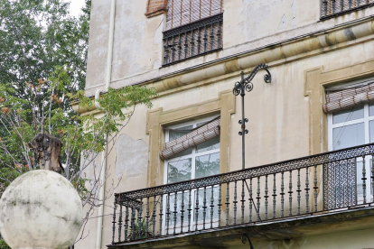 Las persianas desvencijadas dan cuenta del estado de abandono de la finca, propiedad del Ministerio de Defensa. / Miguel Ángel Santos (Photogenic)