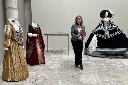 Una imagen de la exposición de vestidos de la Corte de los Austrias. | UVA