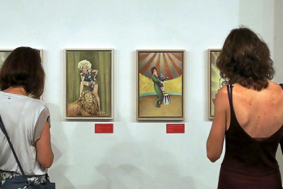 Dos mujeres observan varias de las obras de la exposición ‘Javier Sáez Castán: prodigios y curiosidades’-ICAL