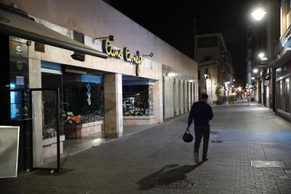 Valladolid se apaga por el ahorro energético. J. M. LOSTAU